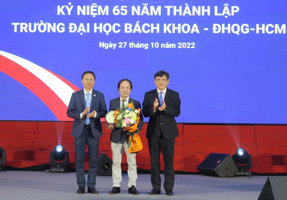 Nhà giáo Trần Doãn Sơn (ở giữa) được vinh danh tại buổi lễ. Ảnh: P.ANH