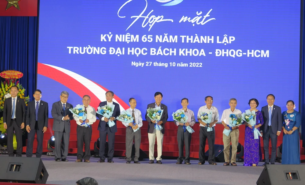 Ban lãnh đạo trường tặng hoa tri ân những thầy/cô từng đảm nhiệm công tác quản lý tại trường. Ảnh: P.ANH