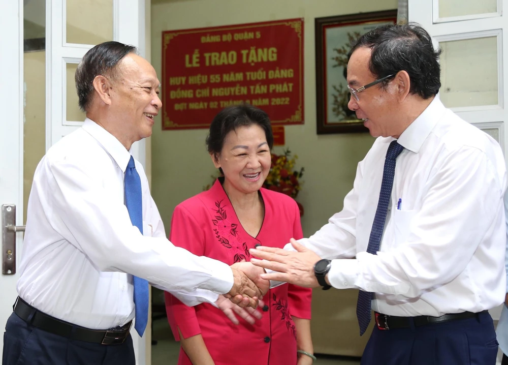 Bí thư Thành ủy TP.HCM Nguyễn Văn Nên (bìa phải) thăm hỏi gia đình PGS-TS Nguyễn Tấn Phát. Ảnh: HÀ AN