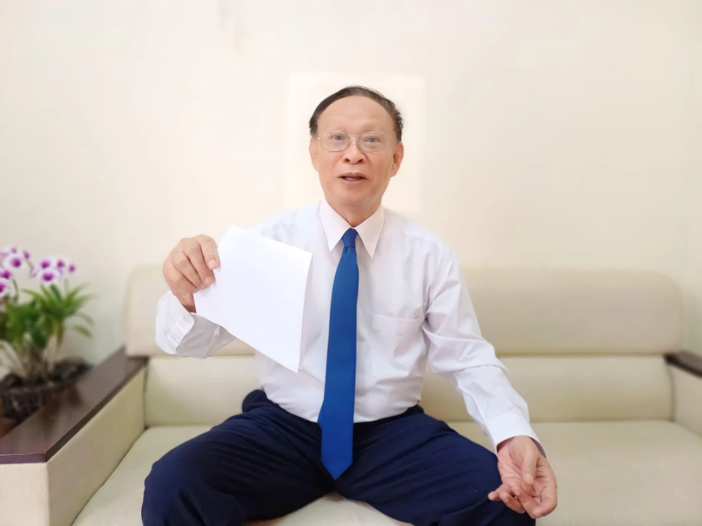 GS-TS Nguyễn Tấn Phát say sưa ôn lại hành trình nghề giáo của mình. Ảnh: PHẠM ANH