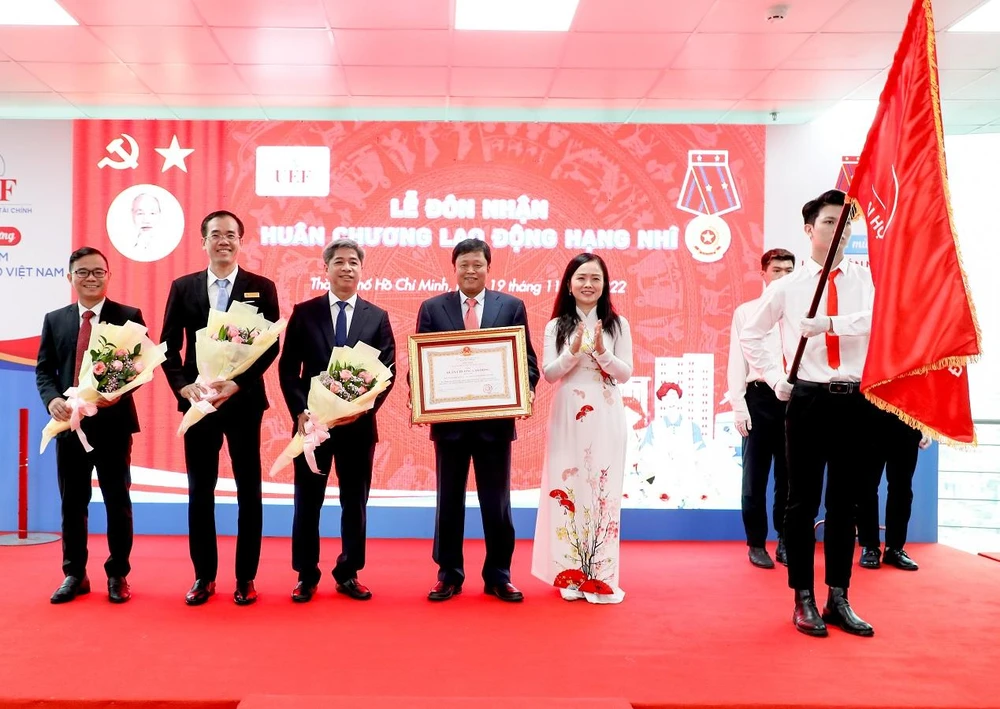 ĐH kinh tế tài chính tphcm nhận huân chương lao động hạng nhì