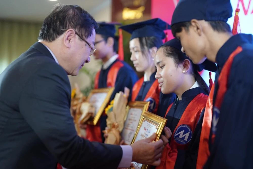 Tổng biên tập Báo Tiền Phong trao học bổng "Nâng bước thủ khoa" cho các sinh viên tại TP.HCM. Ảnh: P.A