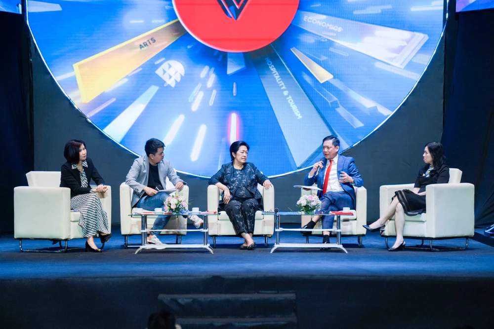 Các khách mời chia sẻ tại tọa đàm. Ảnh: NT