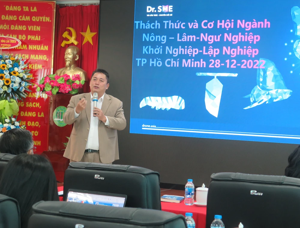 Ông Vũ Anh Tuấn trao đổi tại tọa đàm về kiến thức, kỹ năng khởi nghiệp, lập nghiệp của sinh viên các ngành thuộc lĩnh vực nông, lâm, ngư nghiệp. Ảnh: P.A