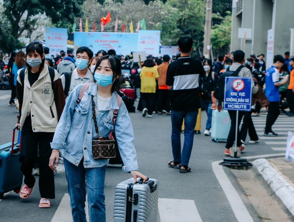 Sinh viên lỉnh kỉnh đồ đạc và có mặt từ rất sớm để sẵn sàng đón xe về quê đón tết. Ảnh: NTCC