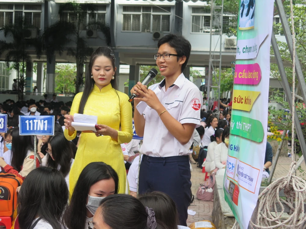 Ngày hội tư vấn tuyển sinh tại Trường THPT Gia Định "sốt' với câu hỏi về bất động sản. Ảnh: PA