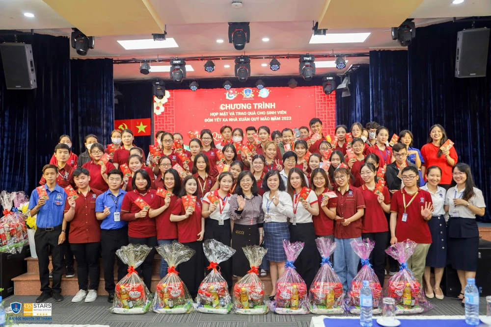 Những sinh viên ở lại TP.HCM năm nay của Trường ĐH Nguyễn Tất Thành được đón tết, nhận lì xì sớm từ lãnh đạo trường.