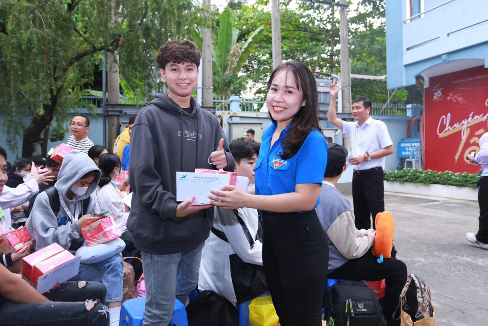 Đại học Lạc Hồng chăm lo tết 