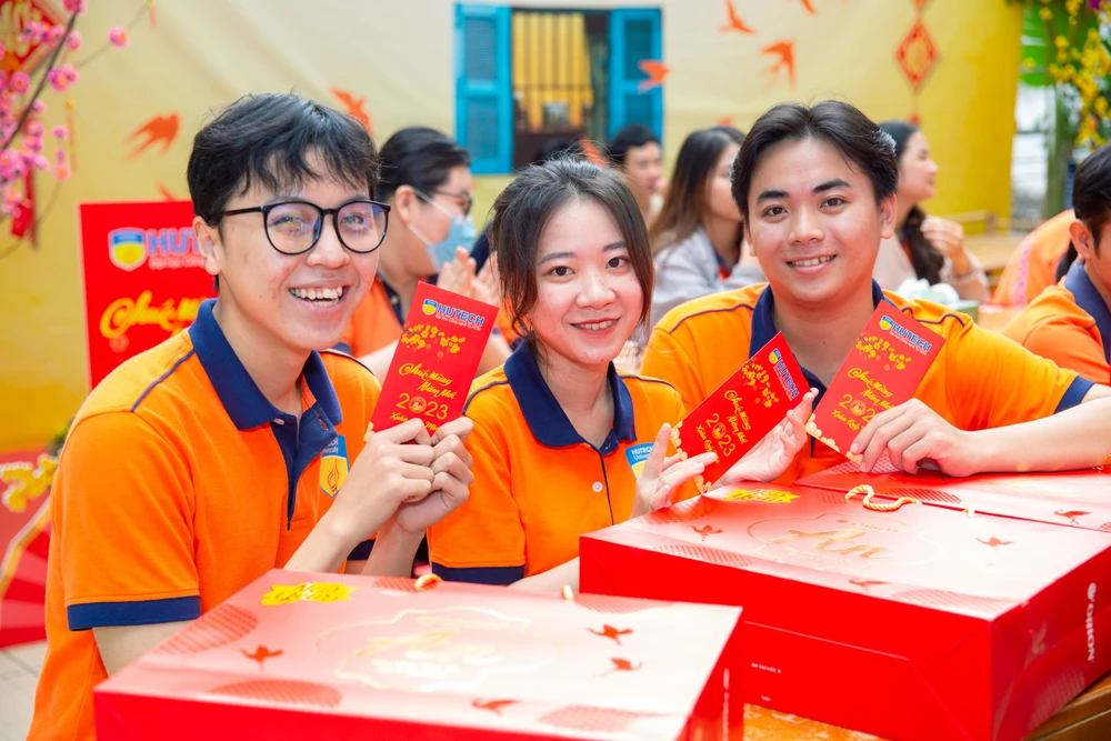 Các em vui mừng khi nhận được lì xì, quà tết của trường.