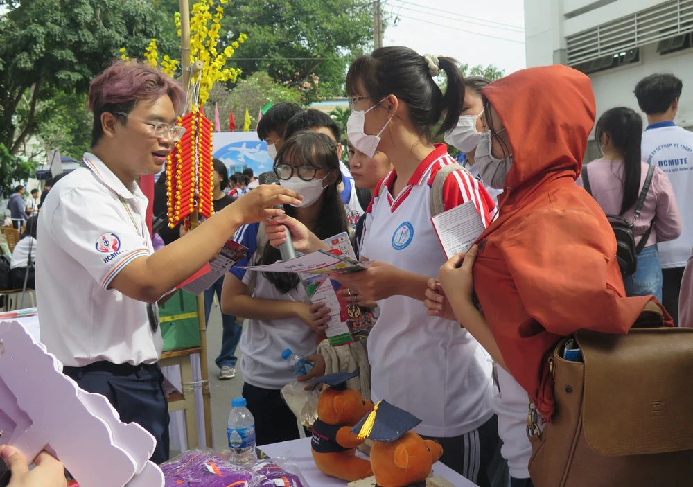 Học sinh lớp 12 tìm hiểu ngành học tại Trường ĐH Sư phạm kỹ thuật TP.HCM năm 2023. Ảnh: P.ANH