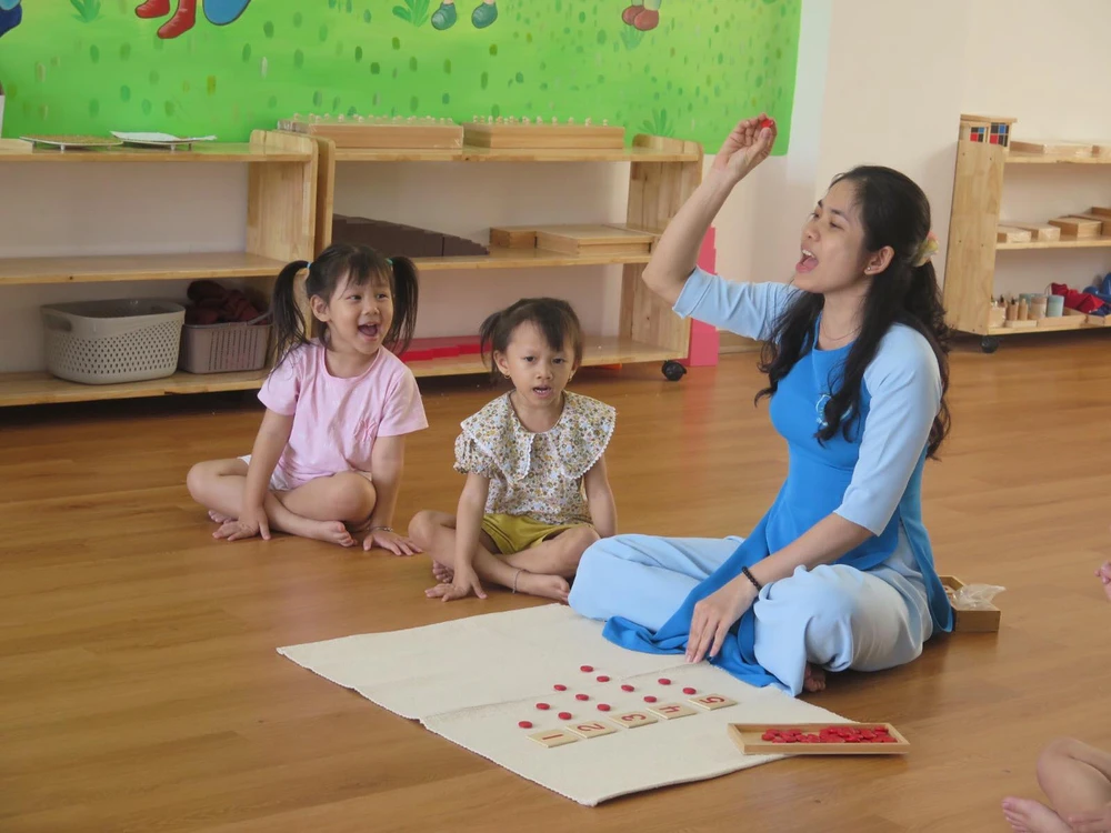 Một giờ học của cô trò nhóm lớp mầm non Mầm Xanh tại KCN Cát Lái, TP Thủ Đức. Ảnh: PA