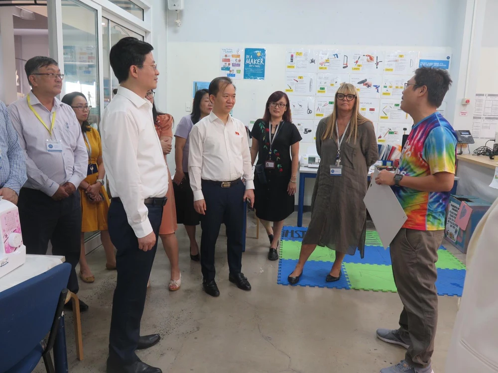 Đoàn giám sát của Ủy ban Thường vụ Quốc Hội tham quan và trao đổi cùng trường về việc triển khai chương trình mới. Ảnh: PA Đoàn giám sát của Ủy ban Thường vụ Quốc Hội tham quan và trao đổi cùng trường về việc triển khai chương trình mới. Ảnh: PA