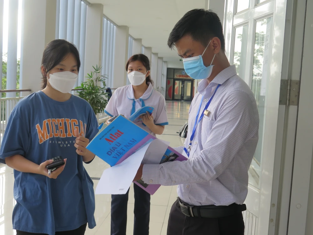 Thí sinh thi đánh giá năng lực sẽ được kiểm tra kỹ giấy tờ, vật dụng trước khi vào phòng thi. Ảnh: P.ANH