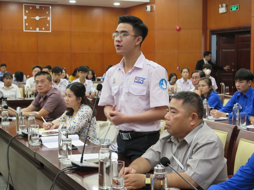 Sinh viên bày tỏ ý kiến tại chương trình. Ảnh: P.A