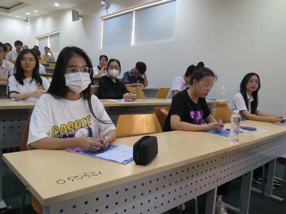 Thí sinh lắng nghe phổ biến quy chế thi tại điểm thi Trường ĐH Quốc tế, ĐH Quốc gia TP.HCM. Ảnh: P.A