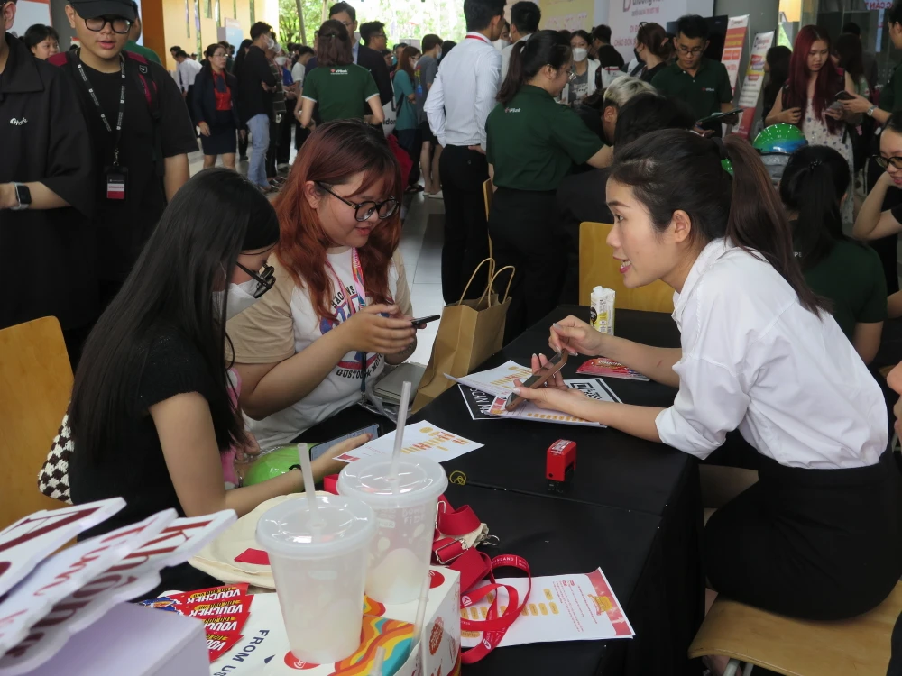Các sinh viên tìm hiểu việc làm tại các gian hàng của doanh nghiệp ở ngày hội. Ảnh: P.A