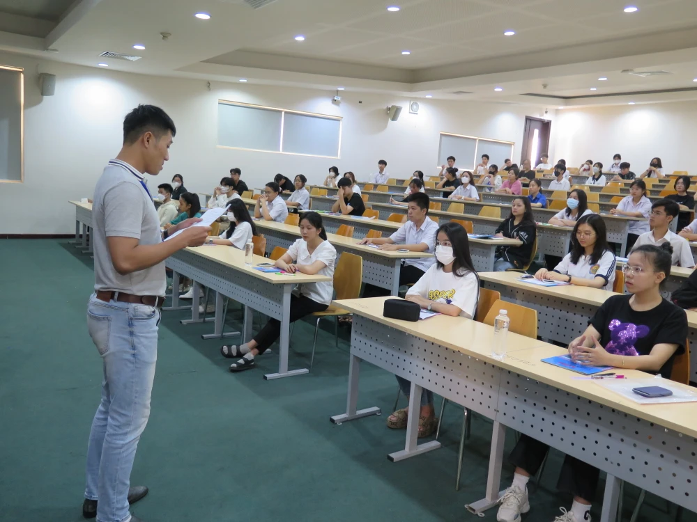 Thí sinh nghe phổ biến quy chế thi trước giờ thi đánh giá năng lực đợt 1 vừa qua. Ảnh: P.A