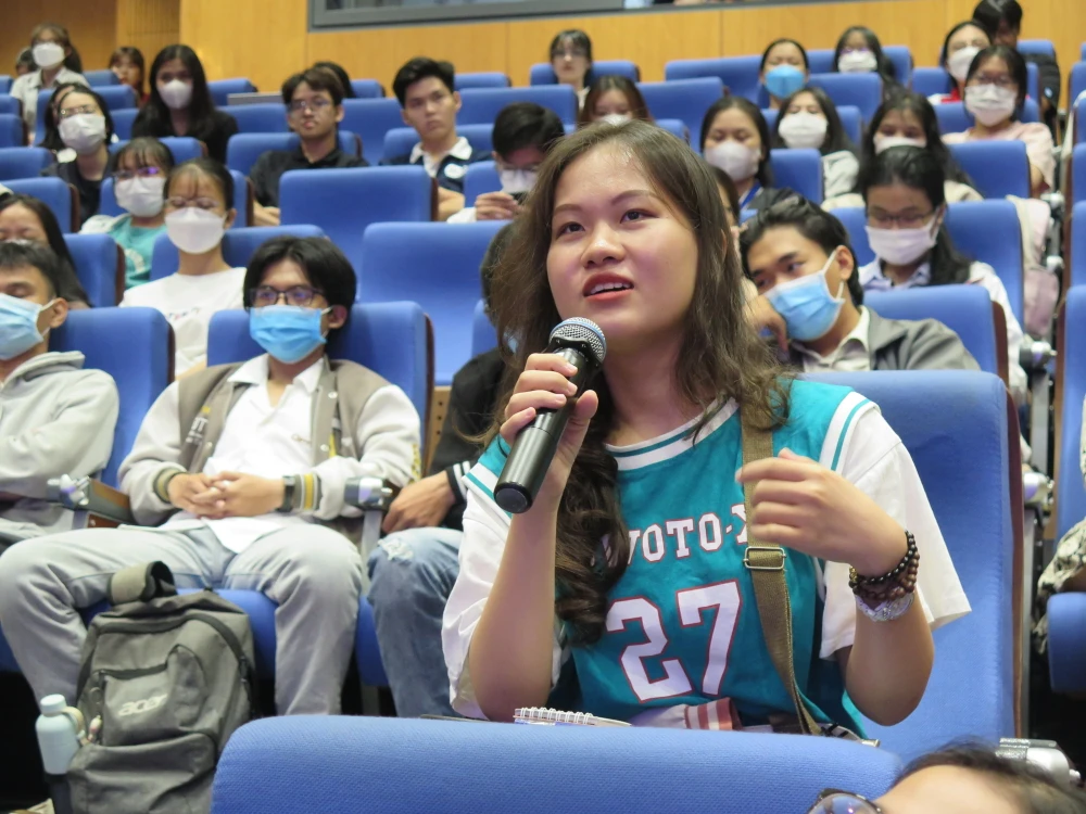 Sinh viên đặt câu hỏi với các chuyên gia. Ảnh: P.ANH