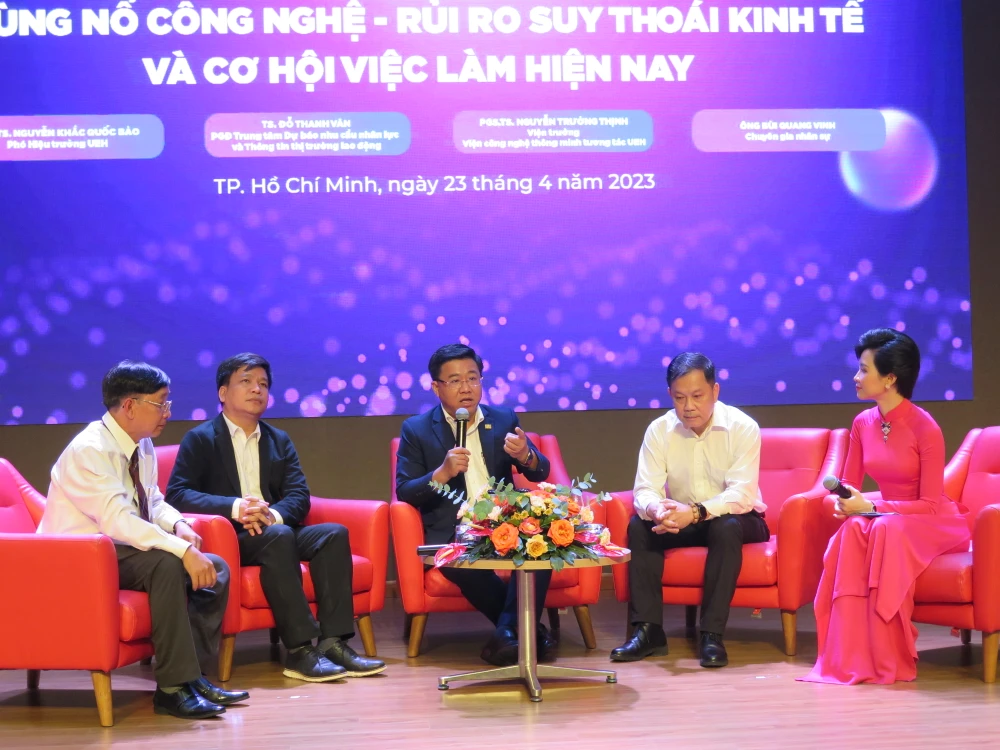 PGS-TS Nguyễn Khắc Quốc Bảo chia sẻ tại talkshow sáng 23-4. Ảnh: P.ANH