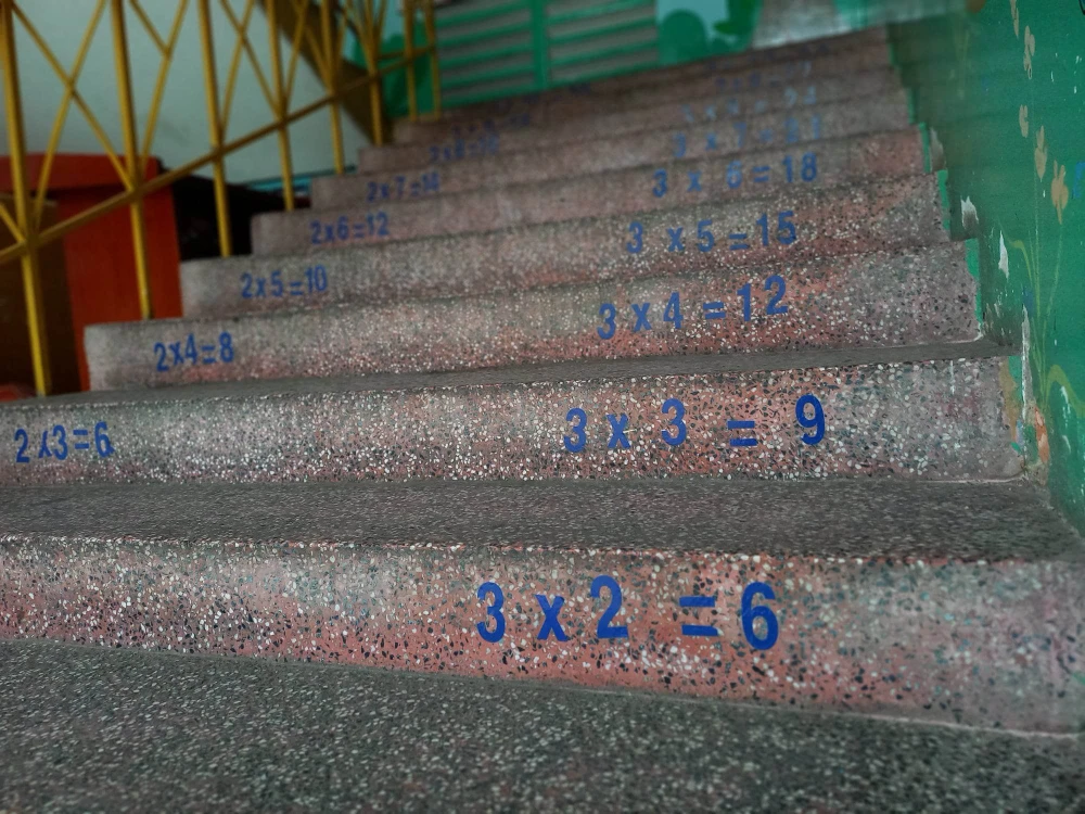 Cầu thang bộ ở Trường tiểu học Đặng Thị Rành. Ảnh: P.ANH