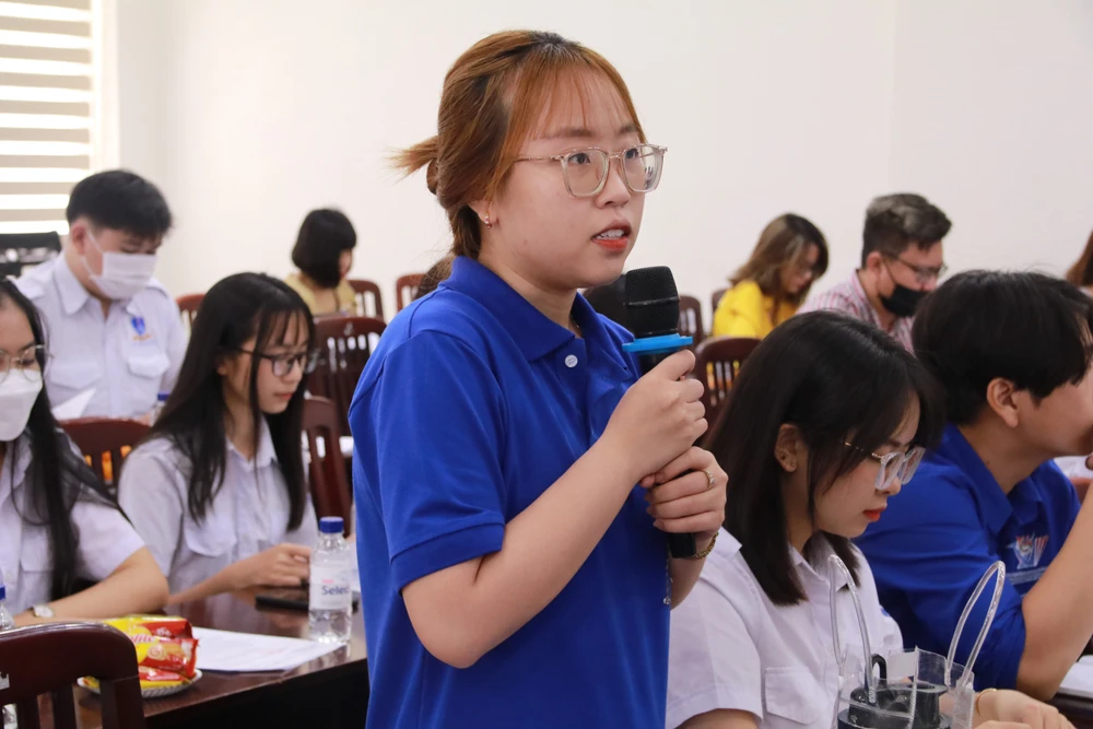 Sinh viên đặt câu hỏi về cuộc thi tại buổi triển khai cuộc thi. Ảnh: BTC