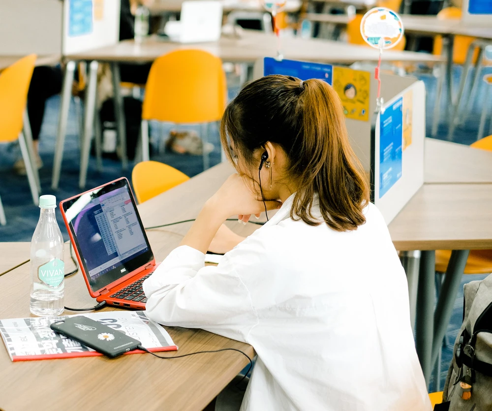 Sinh viên Trường ĐH Kinh tế TP.HCM trong giờ tự học. Ảnh: NT