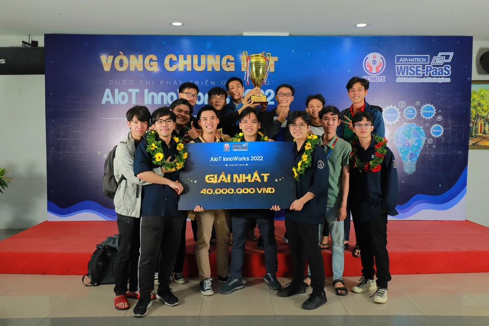 Các thành viên trong nhóm vui mừng khi giành giải nhất cuộc thi Các thành viên trong nhóm vui mừng khi giành giải nhất cuộc thi