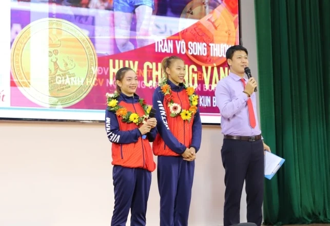 Hai sinh viên ĐH Quy Nhơn tại lễ tuyên dương của trường