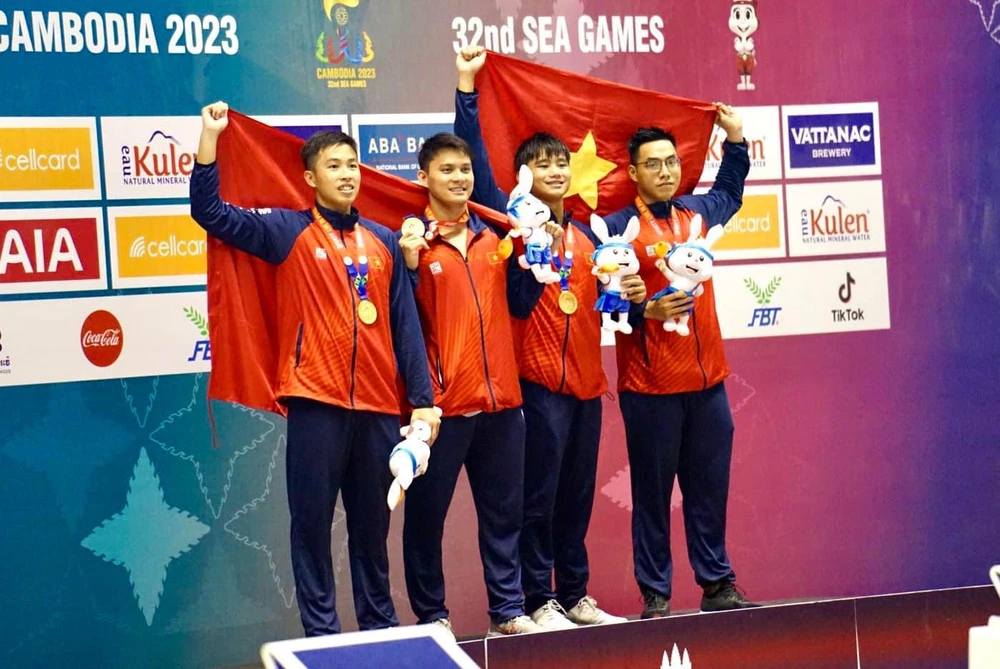 Sinh viên Nguyễn Tiến Đạt - ở ngoài cùng bên phải