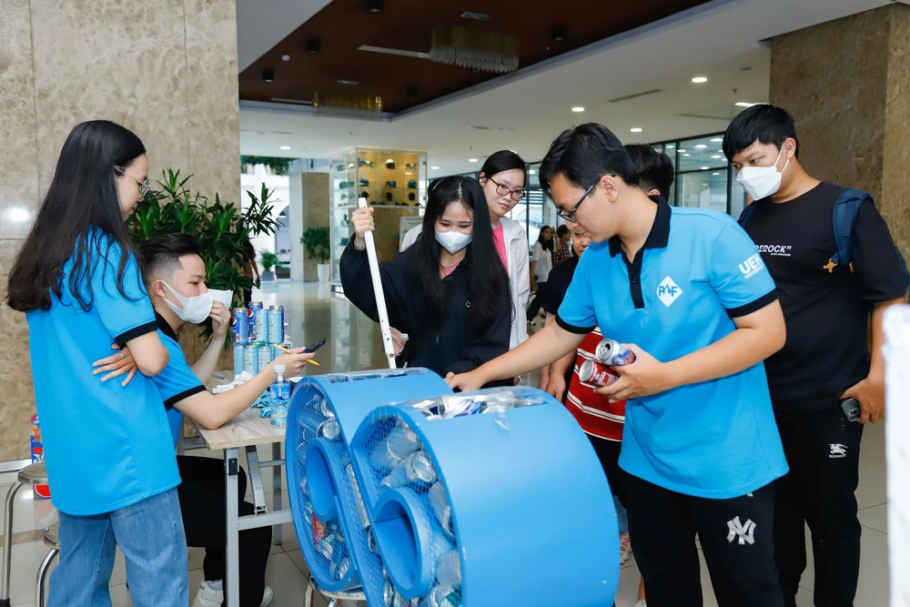 Sinh viên Trường ĐH Kinh tế TP.HCM trong giờ thực hành. Ảnh: NTCC