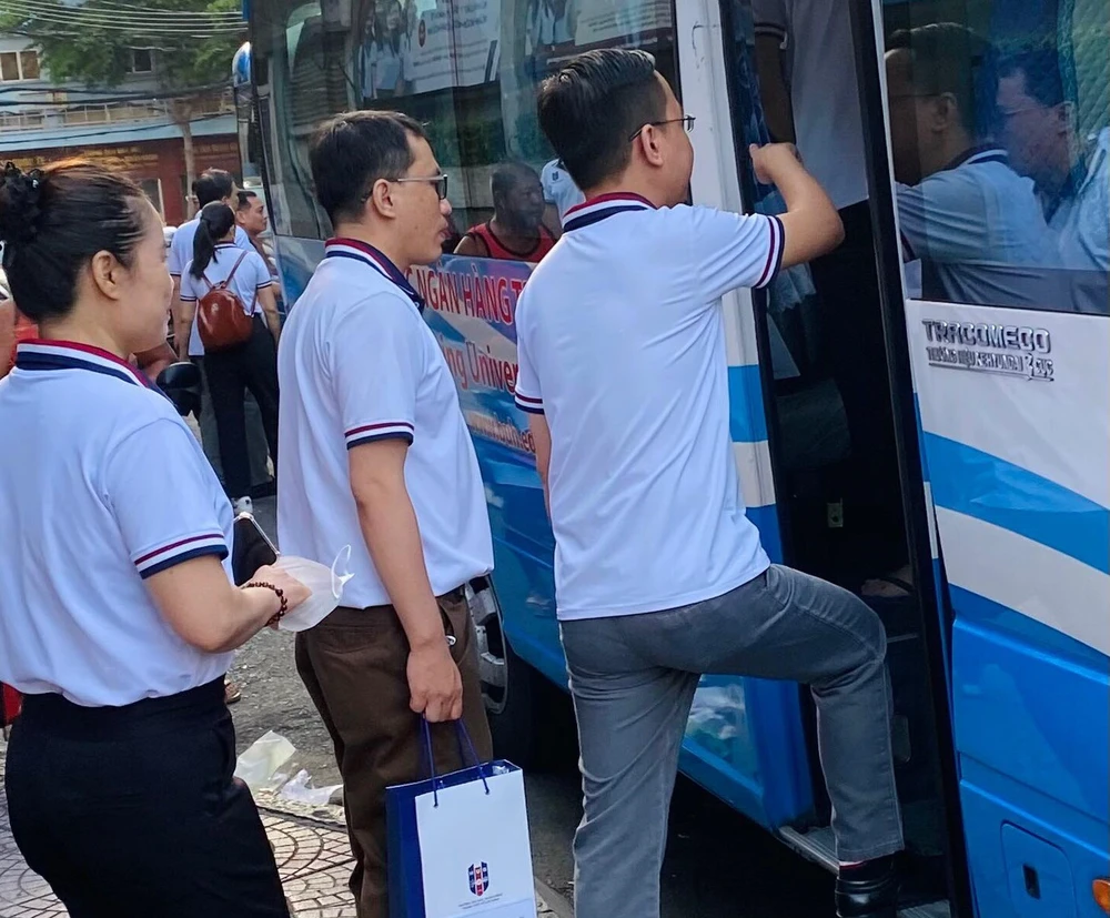 Cán bộ, giảng viên Trường ĐH Ngân hàng TP.HCM lên xe khởi hành đi làm công tác thi. Ảnh: NGUYỄN TÀI Cán bộ, giảng viên Trường ĐH Ngân hàng TP.HCM lên xe khởi hành đi làm công tác thi. Ảnh: NGUYỄN TÀI