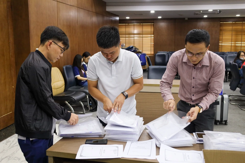 Trước khi khởi hành, các cán bộ được tập huấn và chuẩn bị kỹ lưỡng những tài liệu liên quan đến kỳ thi. Ảnh: NTCC Trước khi khởi hành, các cán bộ được tập huấn và chuẩn bị kỹ lưỡng những tài liệu liên quan đến kỳ thi. Ảnh: NTCC