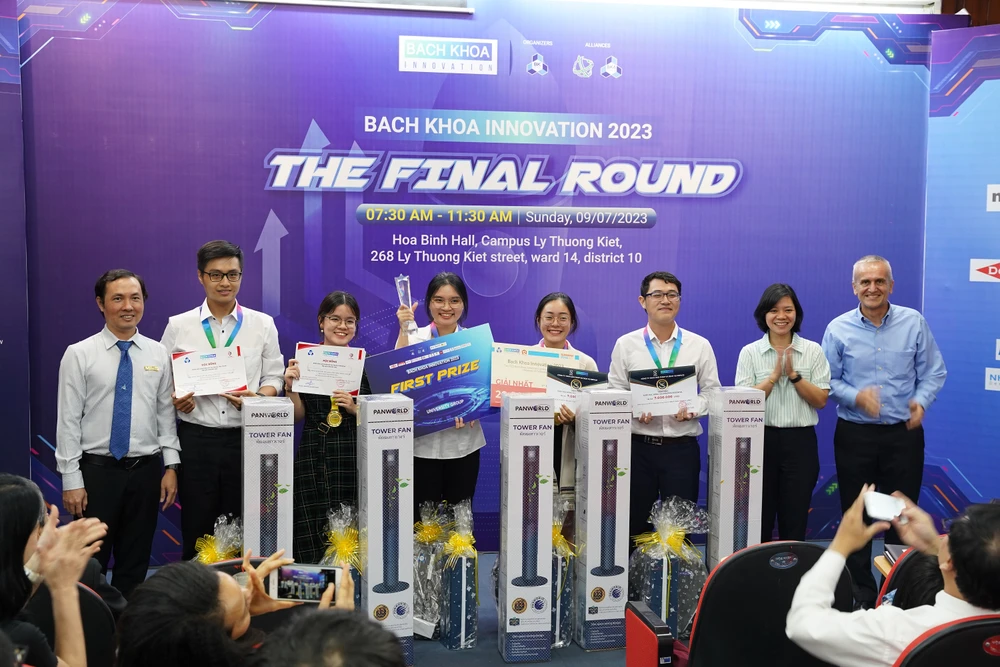 Đội thi F.I.M được trao giải nhất tại chung kết.