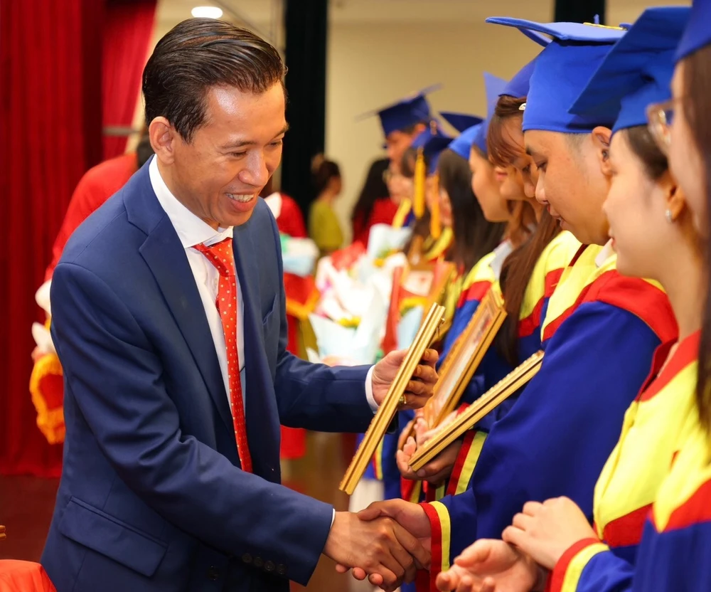 hoc-bong-tan-sinh-vien-truong-dai-viet (2).jpg