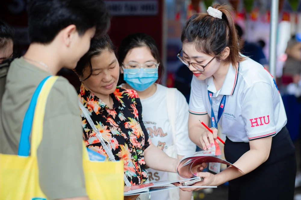 Phụ huynh, thí sinh tìm hiểu thông tin tuyển sinh Trường ĐH Quốc tế Hồng Bàng