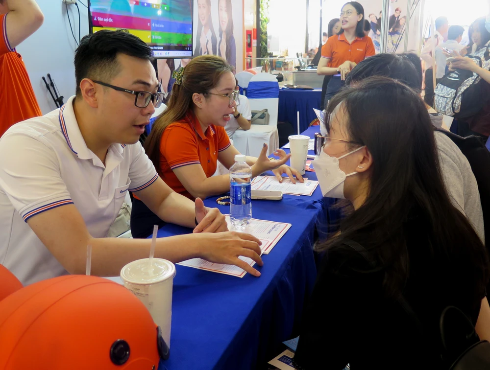 viec-lam-sinh-vien-dh-kinh-te-tphcm (1).JPG