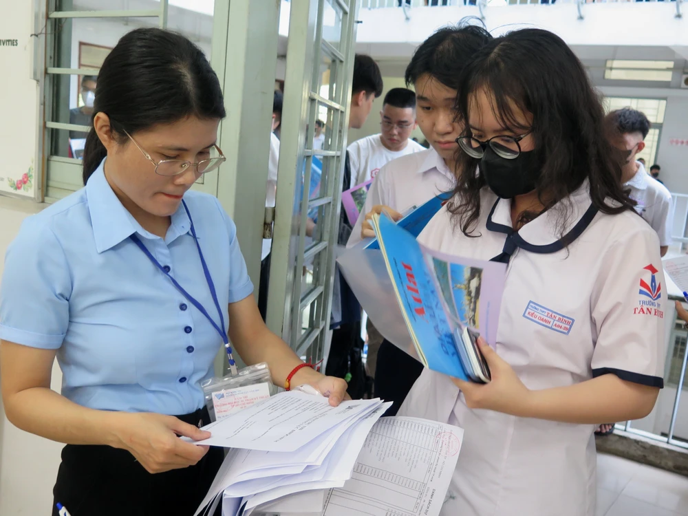 Chấm thi đánh giá năng lực 2024