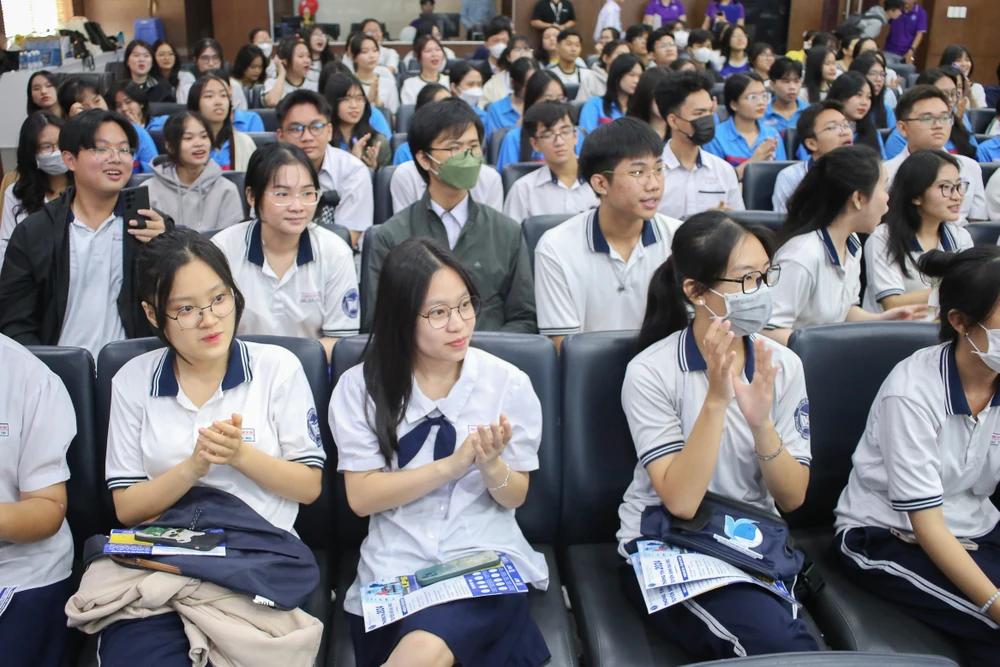 sinh-vien-truong-dh-luat-tphcm-viec-lam (1).jpg