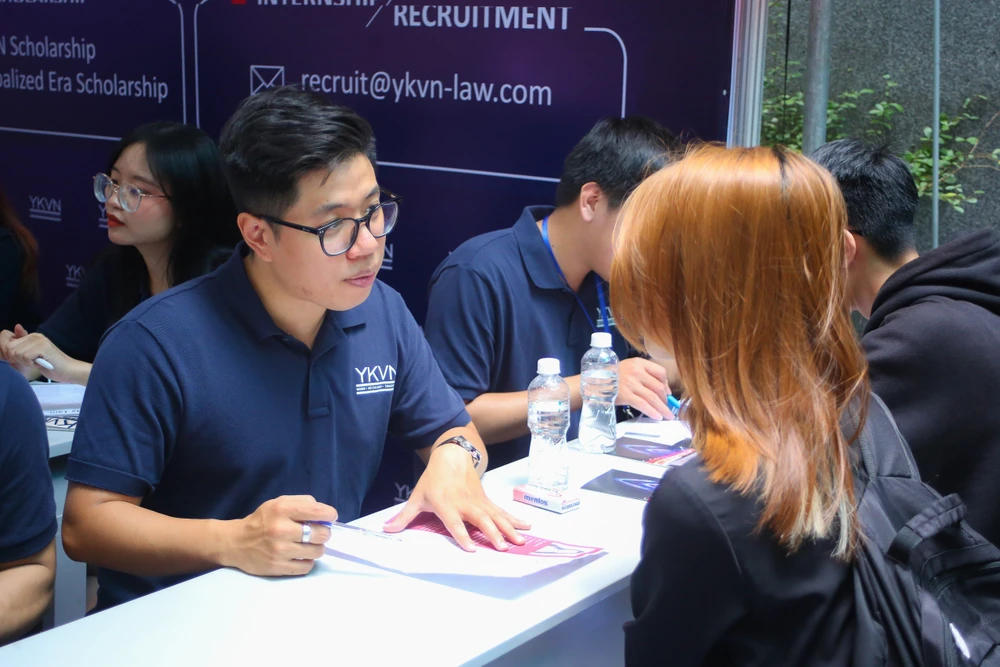 Sinh viên Trường ĐH Luật TP.HCM ngày hội việc làm