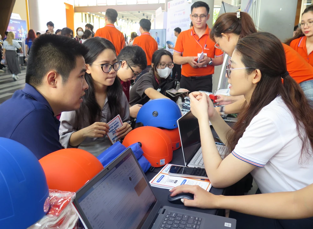 muc-luong-sinh-vien-moi-ra-truong (1).JPG