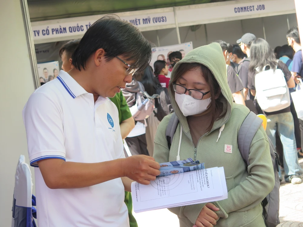 Ngày hội việc làm sinh viên Trường ĐH KHXH&NV