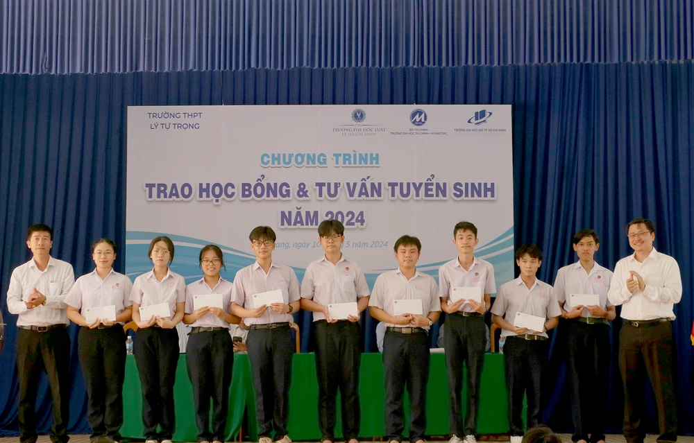Trao học bổng cho học sinh khó khăn tỉnh Khánh Hòa