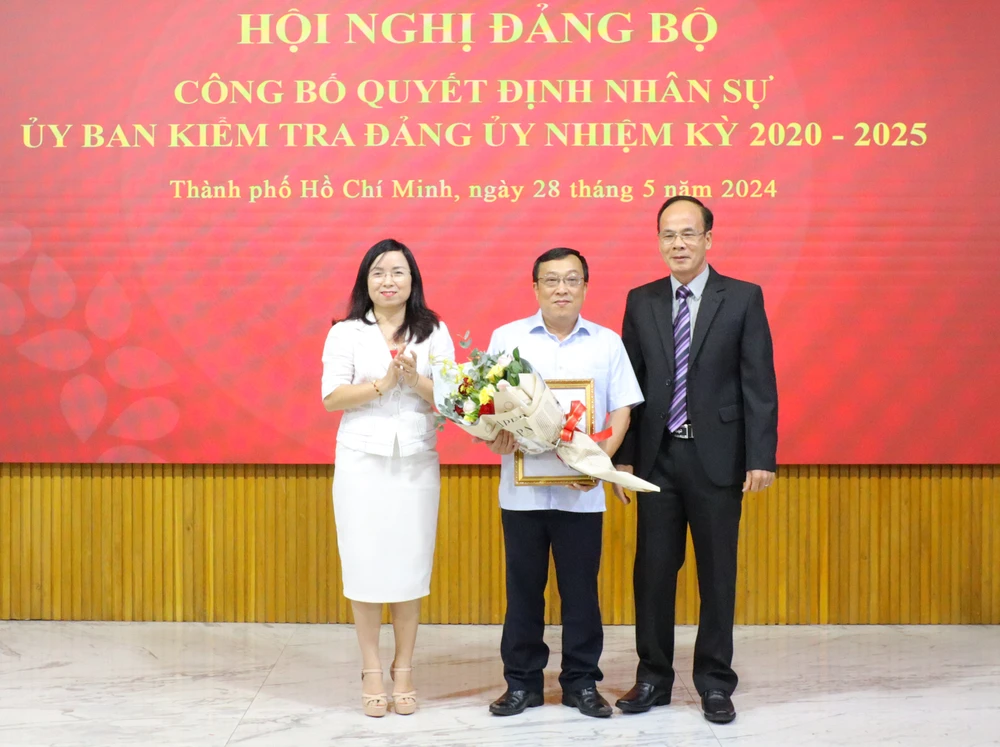 truong-dh-luat-tphcm-so-ket (2).jpg