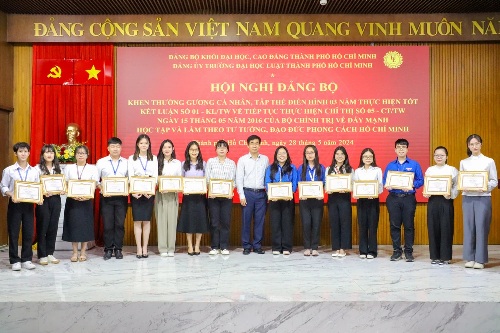 truong-dh-luat-tphcm-so-ket (3).jpg