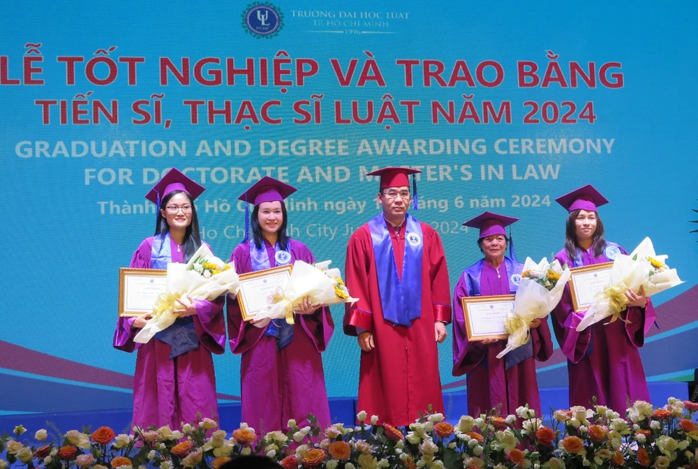Trường ĐH Luật TP.HCM tốt nghiệp