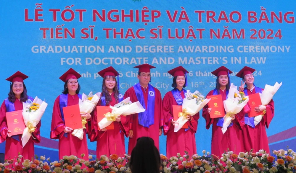 truong-dh-luat-tphcm-tot-nghiep (6).JPG