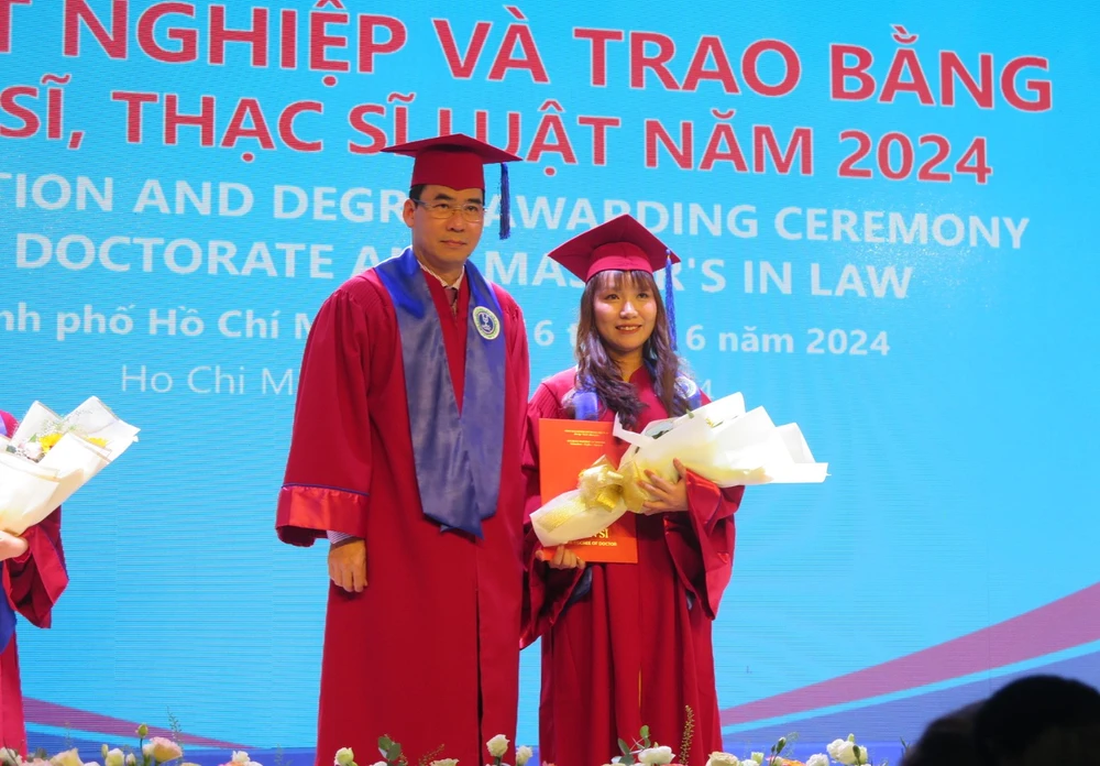 truong-dh-luat-tphcm-tot-nghiep (7).JPG