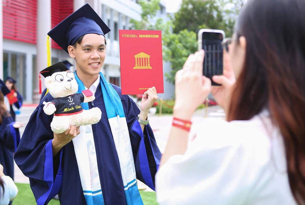 le-tot-nghiep-trong-dh-giao-thong-van-tai-tphcm (7).jpg