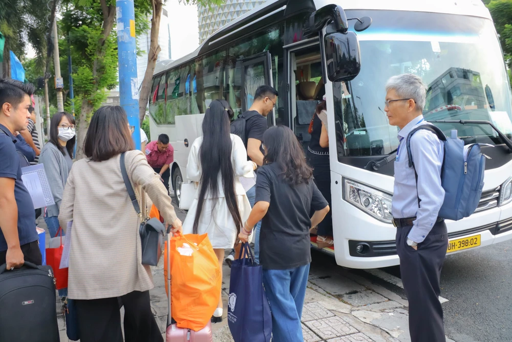 giảng viên làm công tác kiểm tra thi tốt nghiệp THPT