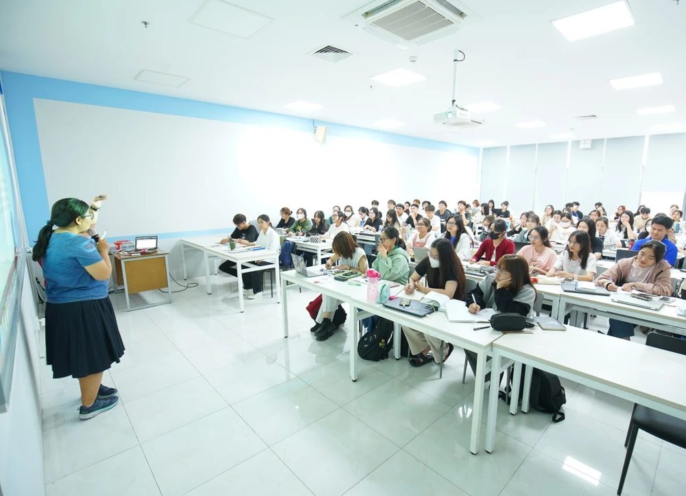 truong-dh-kinh-te-luat (4).jpg